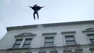 سقوط غامض من الخامس في التجمع 