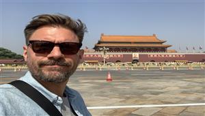 بصور "قلب الحدث".. مراسل ديرشبيجل يسخر من "انقلاب الصين"