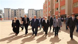 توجيه بشأن الكتب المدرسية.. محافظ القاهرة يتفقد مدارس الأسمرات