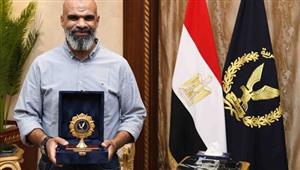 الداخلية تُكرم مالك "التوسان" لمساهمته في ضبط سائق طريق السويس