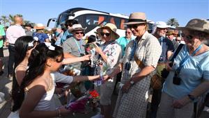 تنورة وتابلوه نوبي.. قنا تحتفل باليوم العالمي للسياحة في معبد دندرة- صور