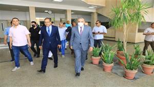 بالصور- محافظ سوهاج يزور مصابي حادث الطريق الصحراوي