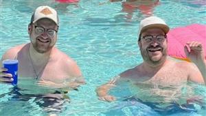 "مفاجأة صادمة" - رجل يعثر على شبيهه في حمام سباحة.. ماذا فعل؟ (صور)