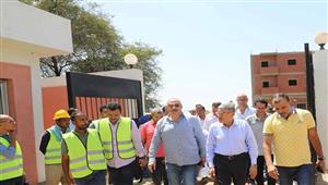 بـ130 مليون جنيه.. محافظ المنيا يتفقد مشروعات الصرف الصحي في قرى بنى مزار - صور