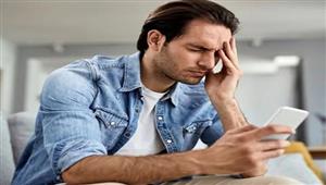 احذر.. التحديق في الهاتف المحمول يسبب مشكلة صحية خطيرة