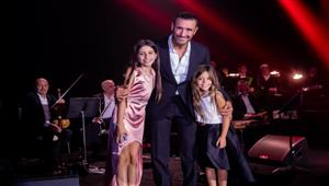 كاظم الساهر مع حفيدتيه على المسرح في حفل كاليفورنيا (صور)