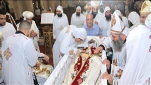 النظرة الأخيرة.. الأنبا باخوميوس يترأس صلوات جنازة الأنبا إيساك بالإسكندرية