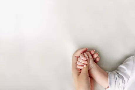 سبب برودة اليدين عند الأطفال- هل له دلالات خطيرة؟
