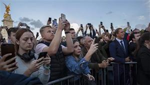 الحشود تتجمع في محيط قصر سانت جيمس أثناء تتويج الملك تشارلز الثالث