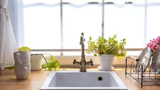 تعرف على السبب الحقيقي وراء وجود ثقب أعلى حوض الحمام