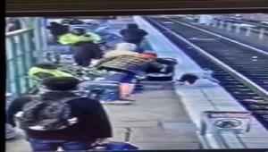 "فجأة دون سبب".. امرأة تدفع طفلة أمام القطار في أمريكا - ماذا حدث (فيديو)