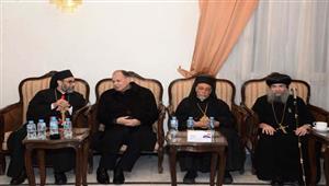 بالصور- محافظ أسيوط يقدم واجب العزاء في وفاة بابا الفاتيكان السابق