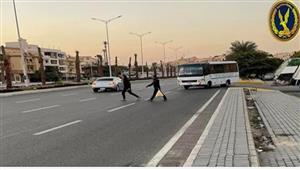 تابع لإحدى المدارس.. ضبط سائق "مينى باص" يسير عكس الاتجاه في التجمع 