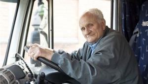 يعمل لـ12 ساعة.. شخص يضطر للالتحاق بوظيفة رغم بلوغه سن التسعين