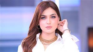 ياسمين عز للسيدات: "جوزك بيبرق وريحته قرنفل.. زهرة لافندر ماشية على الأرض"