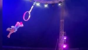 "خانها الطوق".. فيديو صادم للاعبة سيرك تطير في الهواء