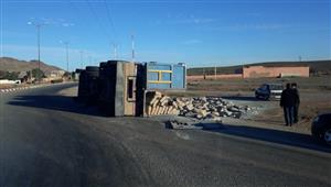 انقلاب مقطورة محملة بالأسمنت أعلى الصحراوي الشرقي