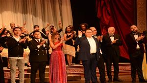 بالصور..  صديقات دلال عبدالعزيز يساندن دنيا سمير غانم في عرض "آنستونا"