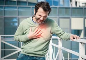 ما سر الشعور بقبضة الصدر قبل حدوث أمر سيء.. طبيبه تُجيب