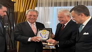  محافظ جنوب سيناء يهدى درع المحافظة لحاكم مقاطعة الأندلس