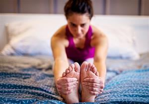 حرق السعرات بالرياضة- 4 تمارين يمكنك القيام بها في السرير