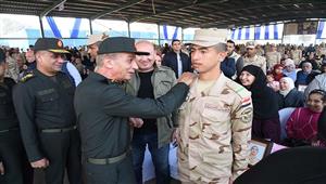 وزير الدفاع يتفقد الكلية الحربية ويلتقي الطلبة المستجدين وأسرهم