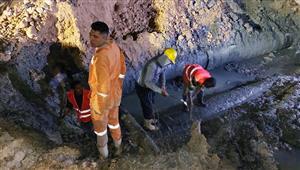 صور.. إصلاح خطي مياه شرب غربي الإسكندرية 