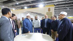 "الضويني" يتفقد تجهيزات جناح الأزهر بمعرض الكتاب (صور)