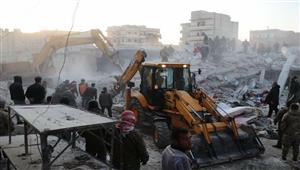 انهيار مبنى في مدينة حلب شمالي سوريا يودي بحياة 10 أشخاص على الأقل