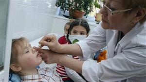 طبيبة تحذر: استخدام قطرات الأنف للأطفال قد يسبب الإدمان