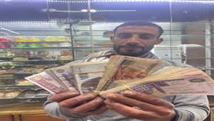 صور - "مبلغ عمري ما مسكته في إيدي".. عامل على نصبة شاي يعيد أموالا حولت لمحفظته بالخطأ