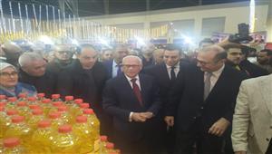 بالفيديو والصور.. محافظ بورسعيد ورئيس الغرفة التجارية يفتتحان معرض "أهلًا رمضان" 