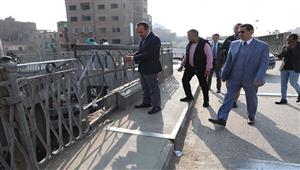 بعد حدوث كسور بالسور.. نائب محافظ المنيا يتابع إصلاحات كوبري "الملك فاروق"- صور