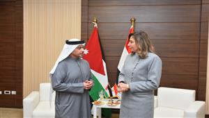 رئيس الشارقة للكتاب يلتقي وزيرة الثقافة ويهديها مؤلفات حاكم الشارقة