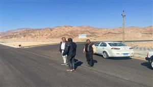 بالصور- رئيس مدينة دهب يتابع أعمال إنشاء المطبات الصناعية بطريق مبارك بعد تطويره