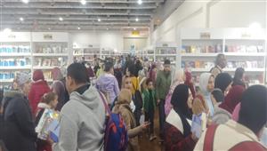 معرض القاهرة 2023.. تزاحم شديد على جناحي هيئة الكتاب وقصور الثقافة