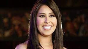 المطربة إيناس عز الدين تطلب الدعاء من جمهورها.. ووفاء عامر تعلق