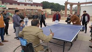 بالصورـ محافظ أسيوط يلعب تنس طاولة مع ذوي الاحتياجات الخاصة