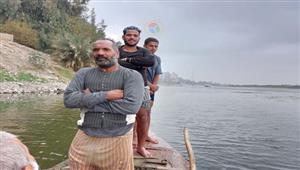 من غير شبكة ولا سنارة.. "عم أشرف" بيصطاد السمك بإيديه من نيل سوهاج: رزق ربنا- فيديو وصور