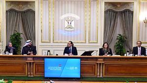 مدبولي يستعرض مع مسئولين إماراتيين مشاركة مصر كضيف شرف في "القمة العالمية للحكومات"