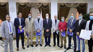 محافظ جنوب سيناء يكرم فريق عمل وحدة الميكنة والتدريب بالمديرية المالية 