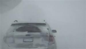 أسوشيتيد برس: معاناة سكان كاليفورنيا تتفاقم بسبب تساقط الثلوج بغزارة