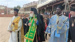 حمامة بيضاء وصليب.. بطريرك الروم الأرثوذكس يحتفل بعيد الغطاس بالإسكندرية- صور 