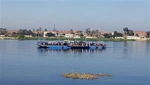 بالصور- عطل مفاجئ بمعدية أثناء سيرها بالركاب في وسط النيل ببني سويف