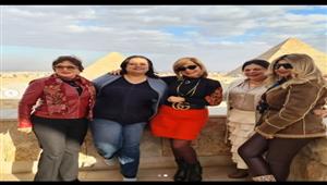 ابنة رجاء الجداوي مع لبلبة وماجدة زكي ولميس الحديدي أمام الأهرامات 