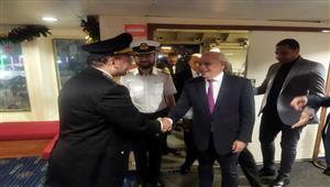 صور.. محافظ بورسعيد يزور أكبر مكتبة عائمة في العالم 