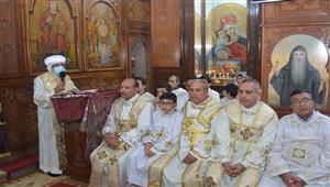 عيد الميلاد.. محافظ القليوبية يهنئ الأقباط داخل كنيسة العذراء في بنها - صور