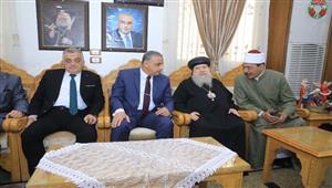 "بيت الرحمة المسيحية".. محافظ سوهاج يوزع عيديات على الأطفال - صور