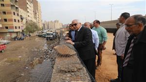 محافظ الجيزة يتفقد أعمال إصلاح كسور بماسورة مياه بالطالبية