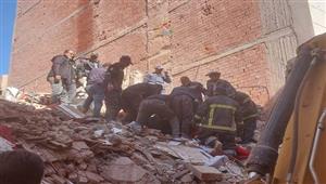 فيديو.. لحظة إنقاذ كلب حي من أسفل أنقاض عقار أسيوط المنهار